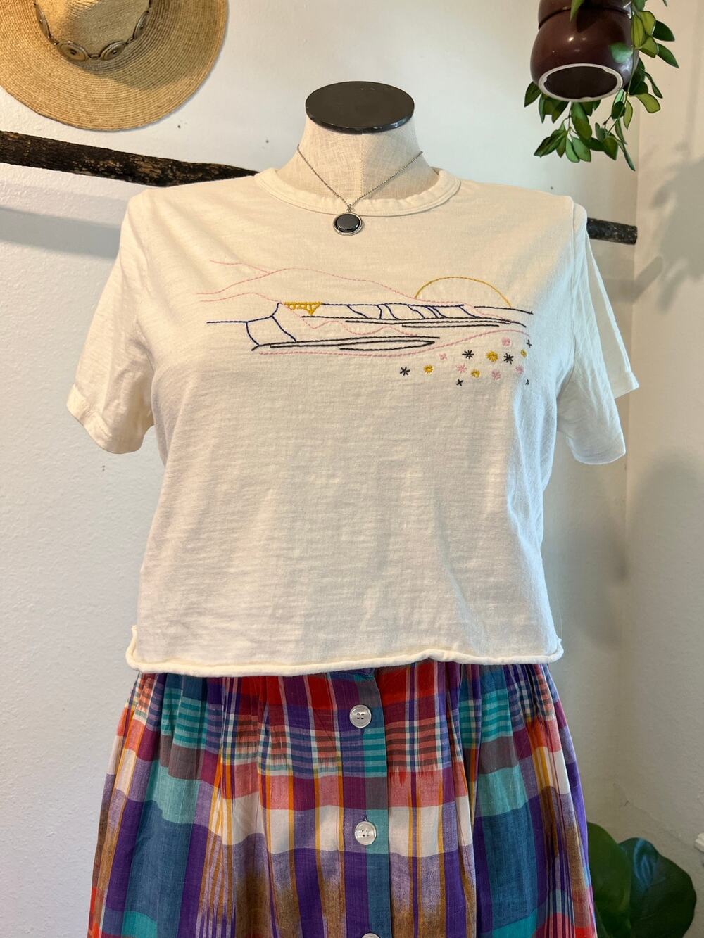 Old Navy White Desert Embroidered Cropped Short Sleeve Tee Size XL Distressed